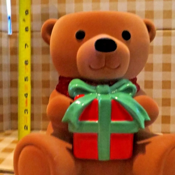 🆕🧸🎁 BATH & BODY WORKS “BEAR WITH PRESENT PEDESTAL” 3-WICK CANDLE HOLDER. NEW! - Picture 2 of 2